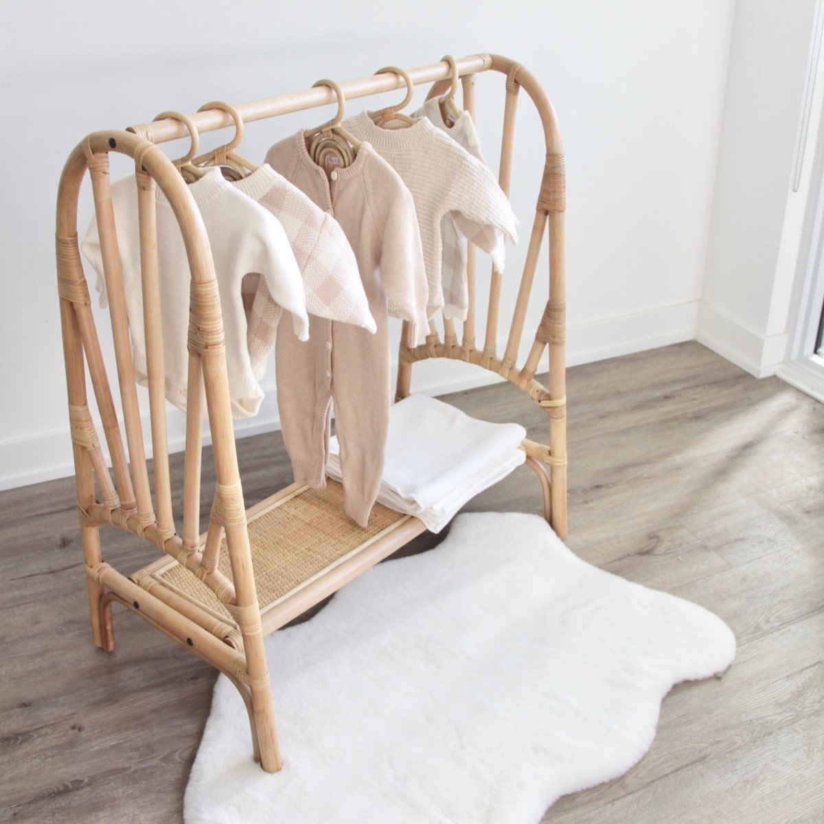 Decorative small hangers, hand - Baby Clothing Hanging Rack ulasan dan harga